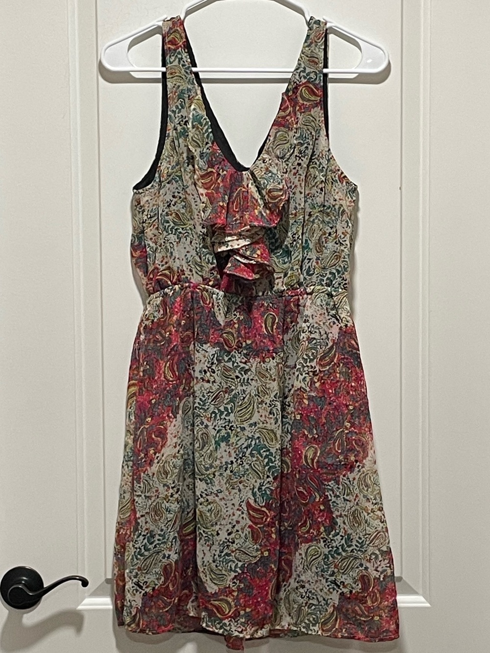 Boho Beauty! Ruffled V-Neck Paisley Sleeveless Mini Tank Dress in Tan Red Multi